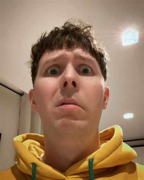 Daniel Howell (@DanielHowell) .